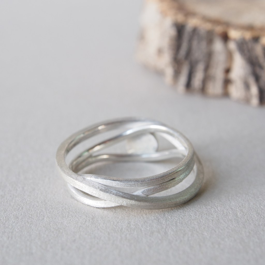 Anillo Etapas de plata con topacio azul, vista trasera