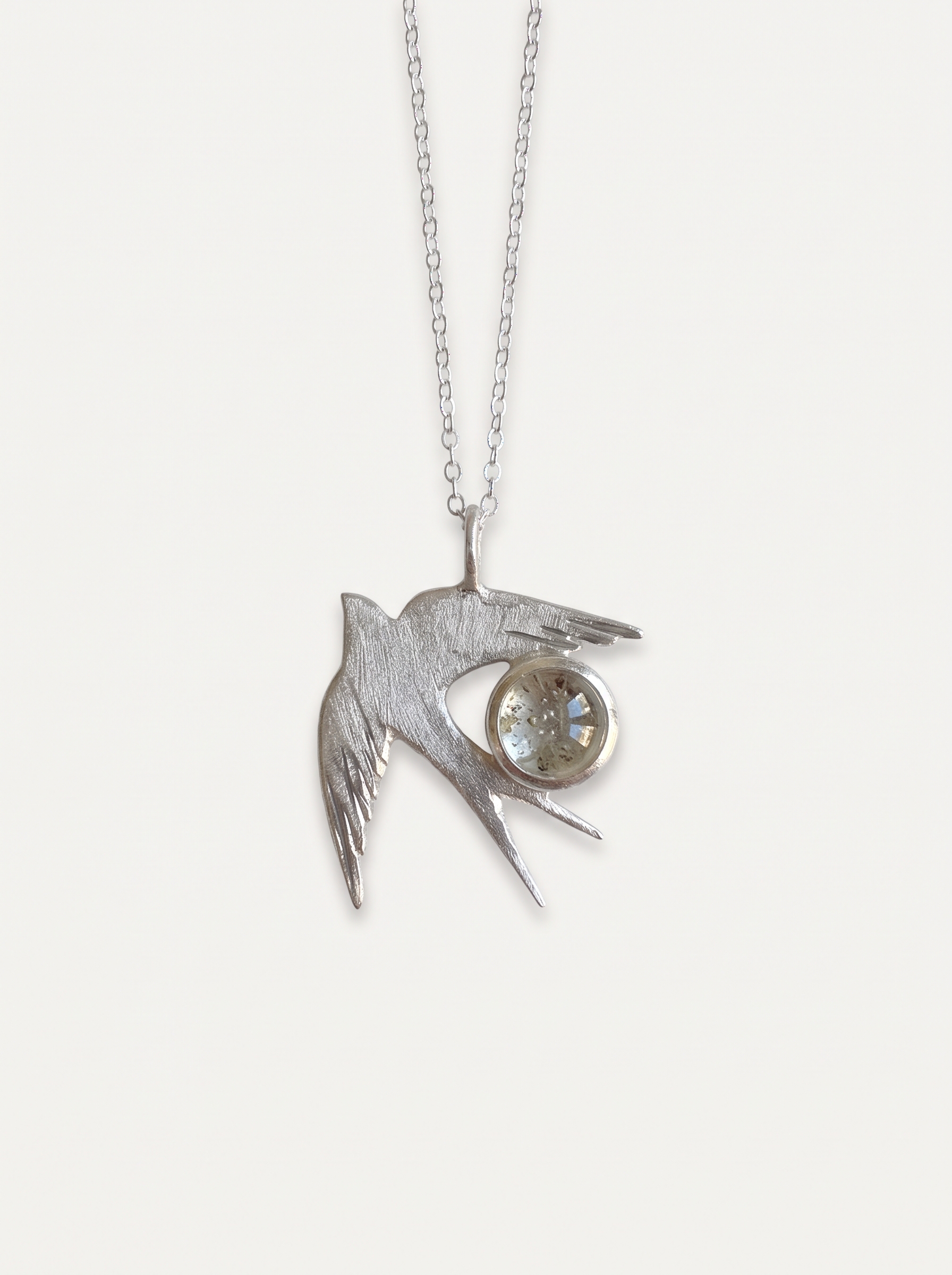 Colgante Golondrina de plata con cenizas y topacio