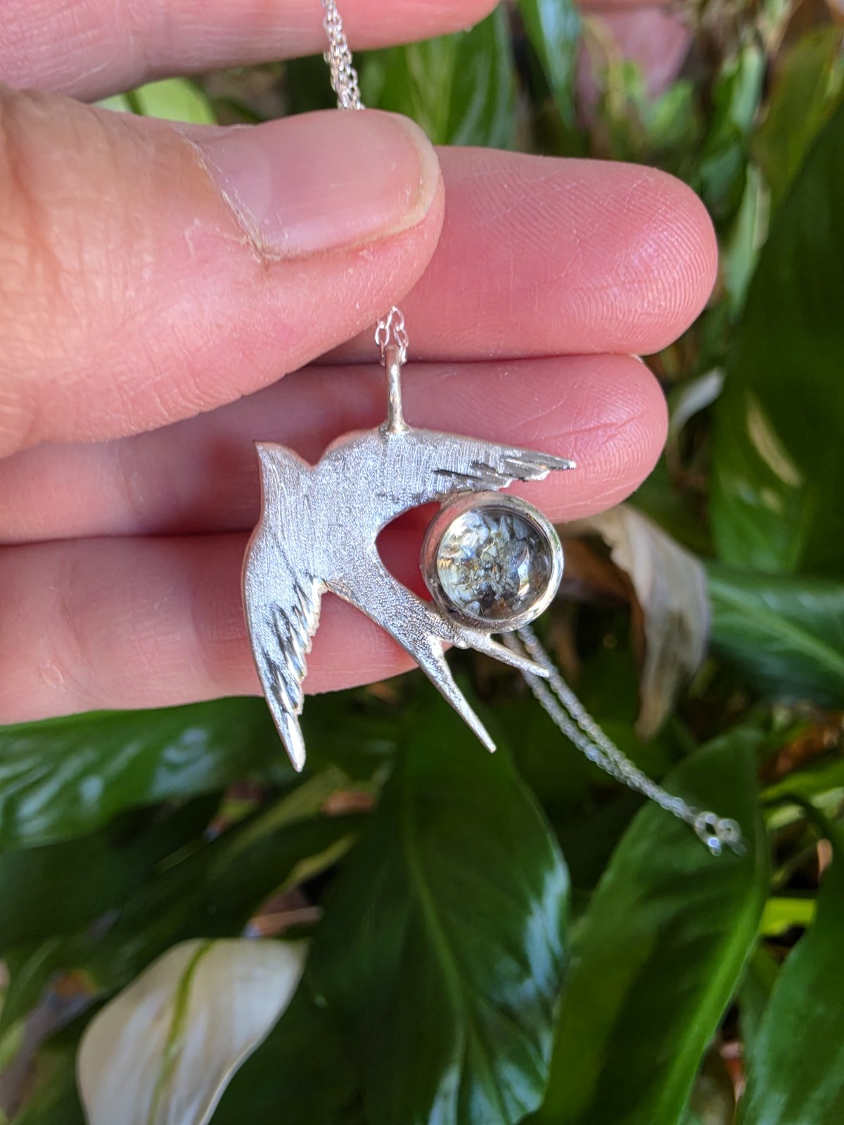 Detalle del topacio y las cenizas del colgante Golondrina
